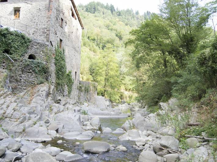 Affascinante mulino sul fiume Pescia con giardino in Pescia, Provincia di Pistoia