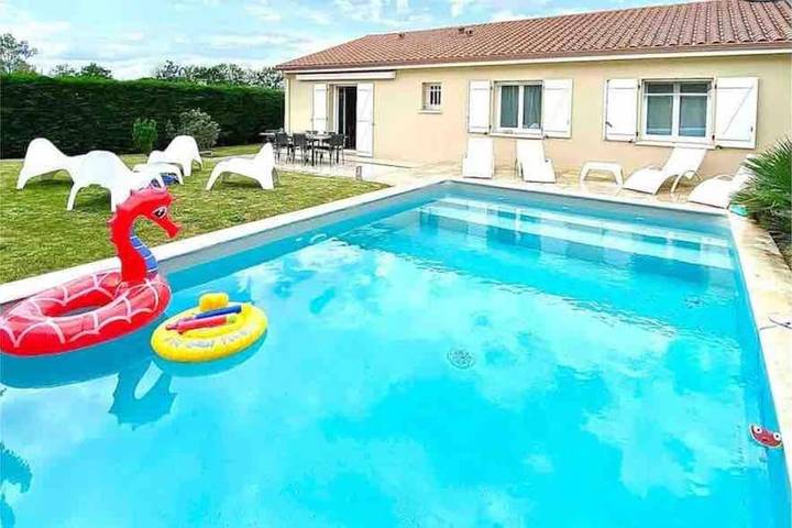 Location de vacances pour 7 personnes, avec Terrasse ainsi que Jardin et Piscine à Boisseuil