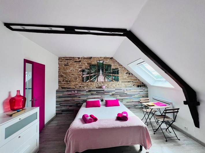 Gîte pour 2 personnes, avec terrasse et vue ainsi que piscine et jardin à Trédion - 4