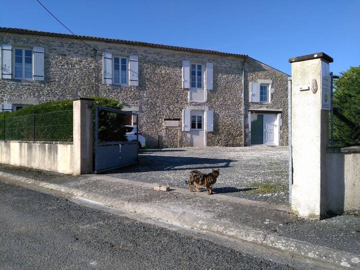 Casa rural 'Gîte Les Hirondelles' con piscina compartida, terraza privada y Wi-Fi in Chervettes, Region de Rochefort