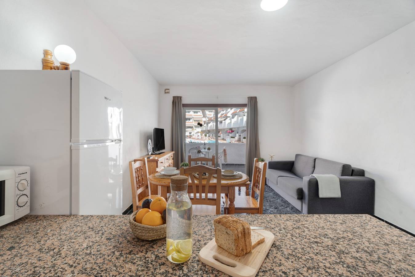 Apartamento entero, Apto Blue Pool Las Floritas con Piscina Compartida, Terraza Privada y Wi-Fi in Playa de las Américas, Arona 