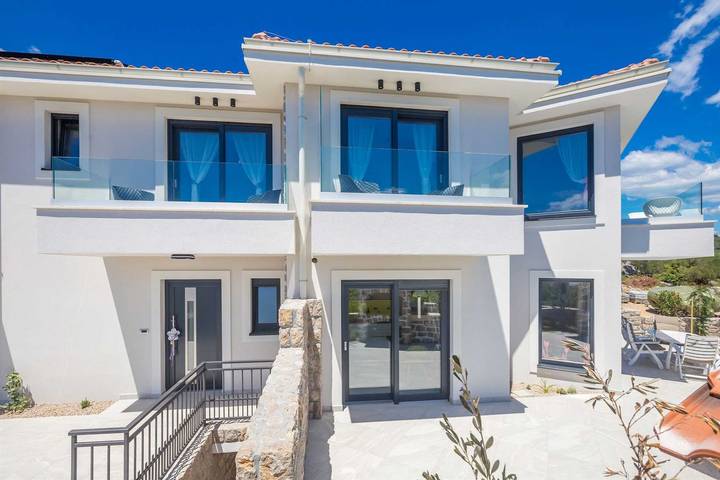 Villa für 6 Personen, mit Pool und Balkon auf Krk