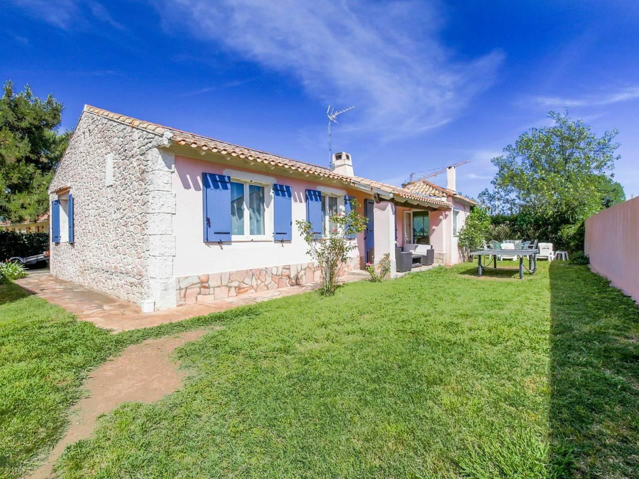 Ste Claire - Ste Claire 100.2 in Solliès-Pont, Toulon region