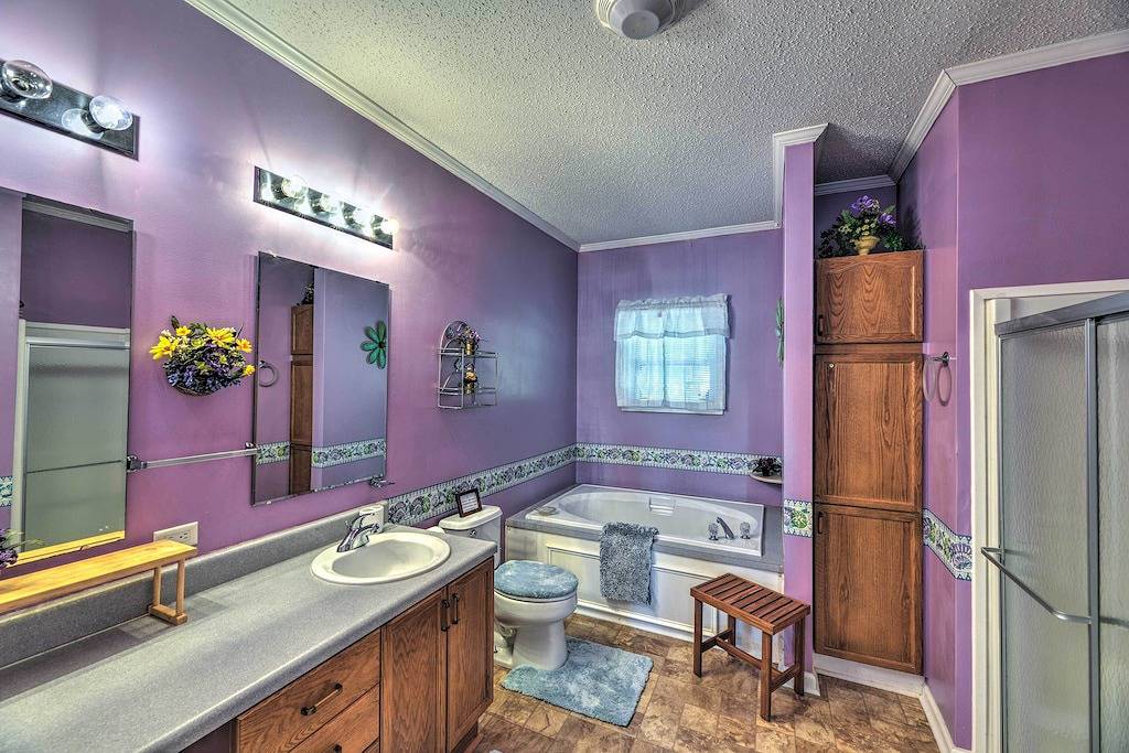 Beautiful Lakefront Retreat w/ Dock & Grill! in Lake Gaston