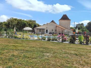 Gîte pour 7 personnes, avec piscine et jardin à Thénac