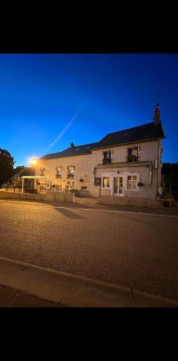 Gîte pour 9 personnes, avec terrasse dans Lac de Pannecière
