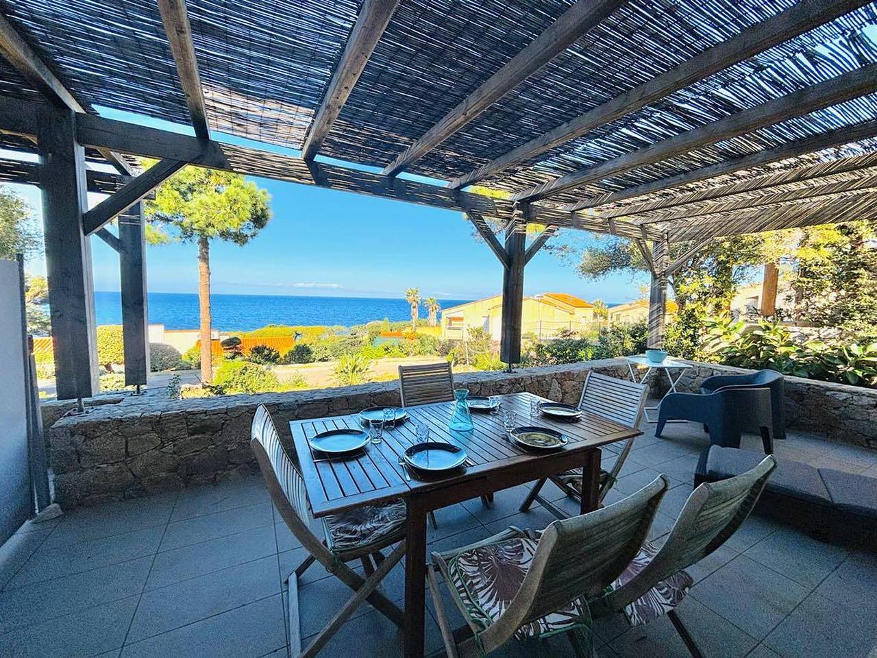 Appartamento intero, Cozy Apartment with Terrace, 350m from Beach - 4 Guests, Parking Included in Sant Ambroggio, Lumio
