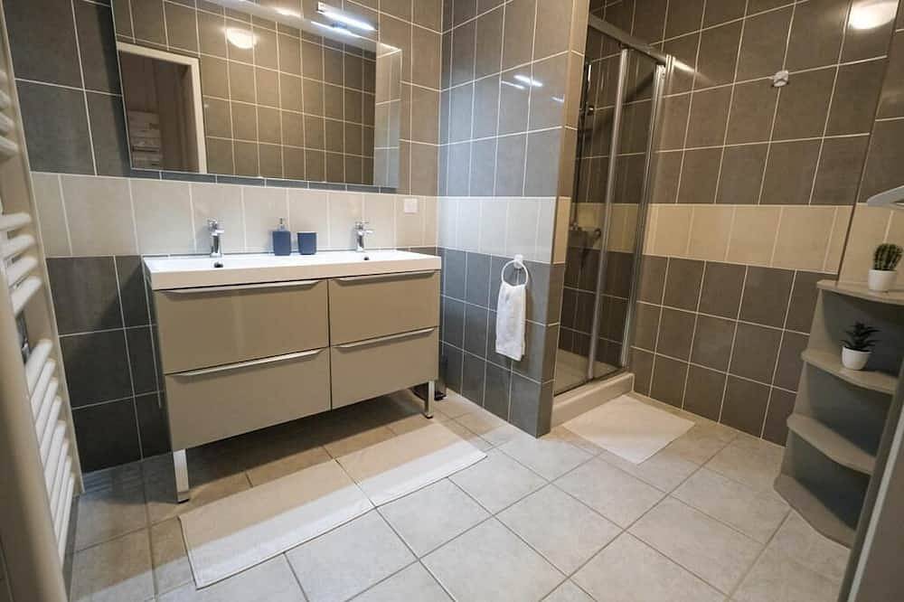 Meublé de tourisme ****, tropézienne-style terrace, large private garage. in Marseillan, Côte d'Améthyste