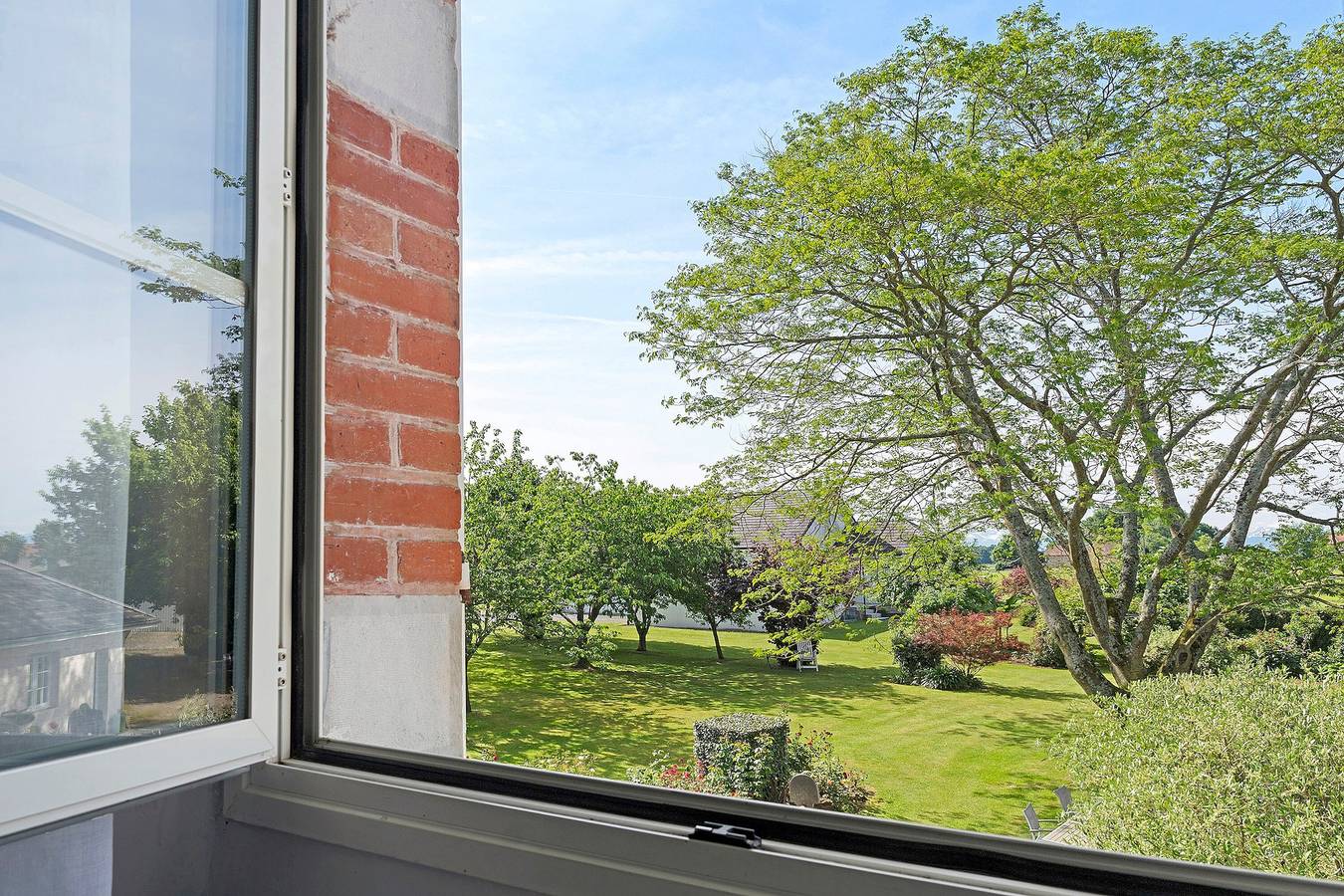 Chambre d’hôtes « Chambre Framboise » avec vue montagne, terrasse partagée et Wi-Fi in Pontiacq-Viellepinte, Béarn