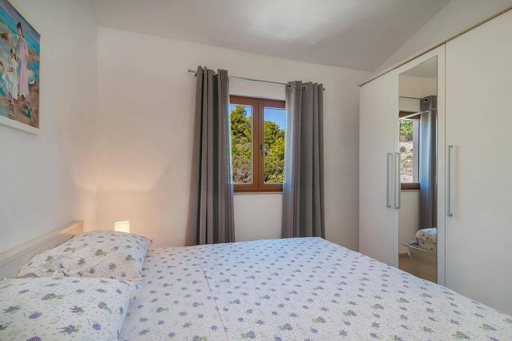 2 bedroom awesome home in Praznica in Pucisca, Brac