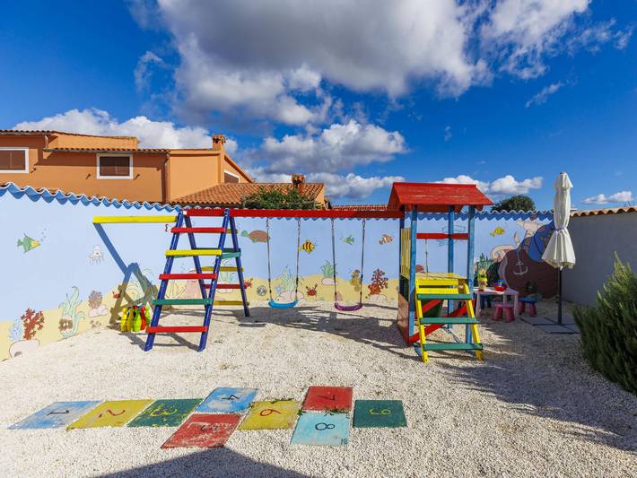Gîte pour 6 personnes, avec jardin ainsi que terrasse et piscine, animaux acceptés à Loborika - 2