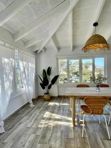 Apartamento para 12 personas, con jardín además de piscina y vistas, Se admiten mascotas en Delfines
