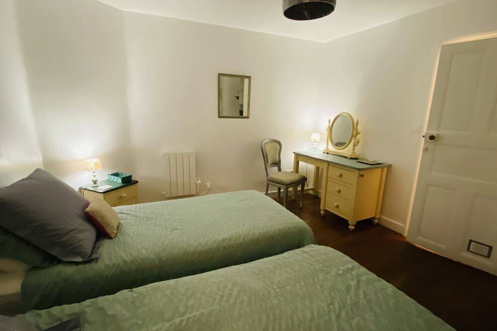 Pretty French Cottage with balcony overlooking gardens - sleeps  5-6 in Ruffec, Charente