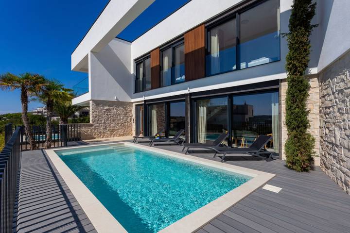 Villa pour 6 personnes, avec balcon ainsi que vue sur l’océan et piscine, adapté aux familles à Pomer