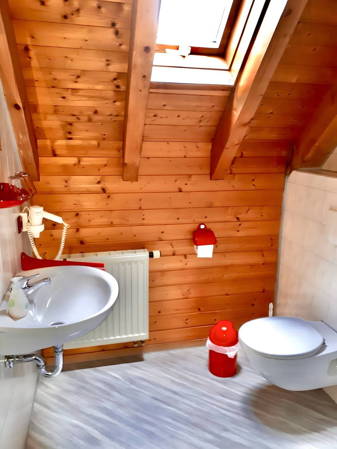 Dachgeschosszimmer Mit Dusche in Sipplingen, Region Bodensee-Oberschwaben