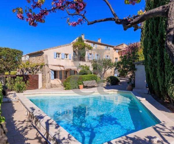 Location de vacances pour 2 personnes, avec vue ainsi que piscine et jardin à Roaix
