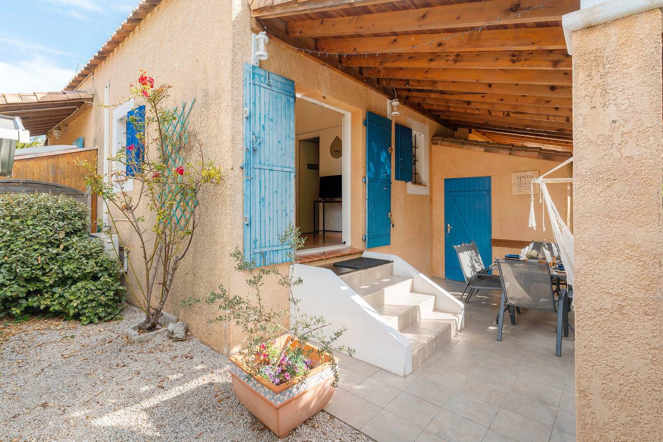 Apartamento entero, Encantadora casa de 2 dormitorios con piscina, wifi y aire acondicionado en la tranquila Eyguières in Eyguières, Region de Arles