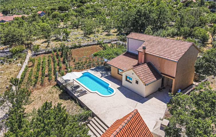 Ferienhaus für 8 Personen, mit Terrasse und Pool in Grad Šibenik