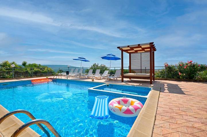 Maison d’hôte pour 36 personnes, avec jacuzzi et jardin ainsi que bassin pour enfant et piscine, adapté aux familles en Bulgarie