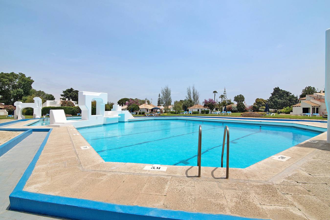 Apartamento inteiro, Apartamento 'Cosy Beach Loft Pedras Del Rei' com piscina partilhada, Wi-Fi e Ar Condicionado in Tavira, Santa Luzia (Tavira)