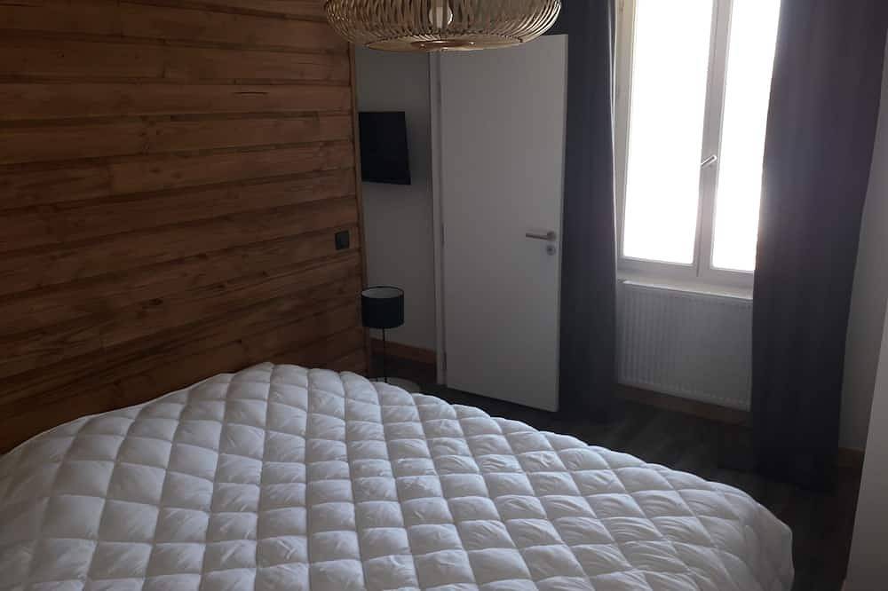 Entire apartment, 8-10 Pers apartment in the heart of the Chartreuse at the foot of the ski slopes in Sarcenas, Isère