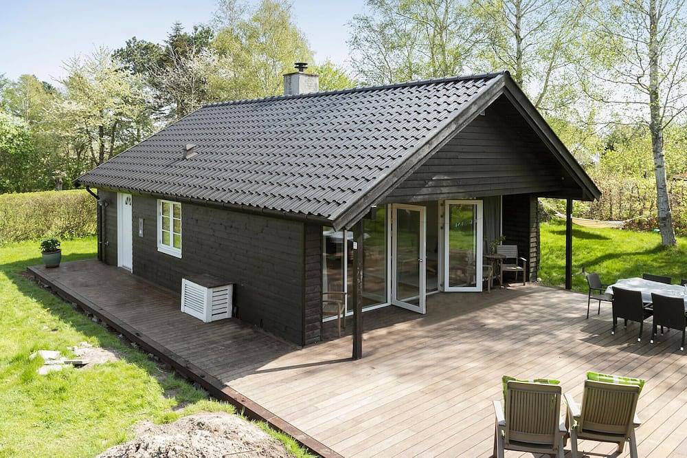 Awesome home in Melby with kitchen in Kattegat Coast