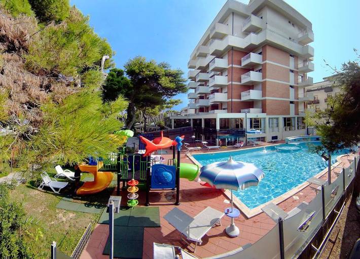 Hôtel pour 2 personnes, avec jacuzzi et balcon ainsi que piscine et jardin