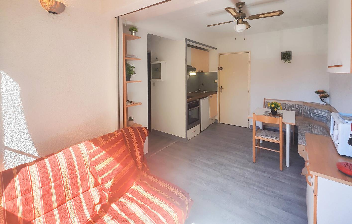 Ganze Ferienwohnung, Moderne Wohnung mit Parkplatz, TV und 2 km zum Stadtzentrum in Narbonne Plage, Narbonne