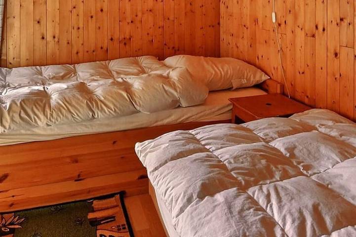 Einfaches 3-stöckiges Chalet für 3 bis 4 Personen, Küche mit kleiner Wohnecke, 1 Doppelbettzimmer (1 in Grimentz, Anniviers