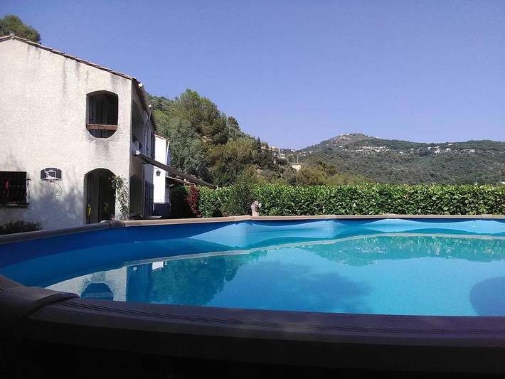 Location de vacances pour 5 personnes, avec piscine ainsi que jardin et vue à Tourrette-Levens