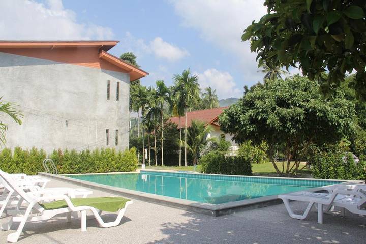 Hôtel pour 2 personnes, avec vue et jardin ainsi que piscine et balcon