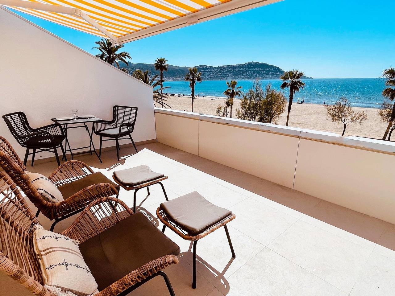 Estudio entero, ¡Encantador apartamento en alquiler en Roses, Costa Brava! A 0 metros de la playa. Disfruta de la piscina comunitaria y las vistas al mar. in Santa Margarida, Roses