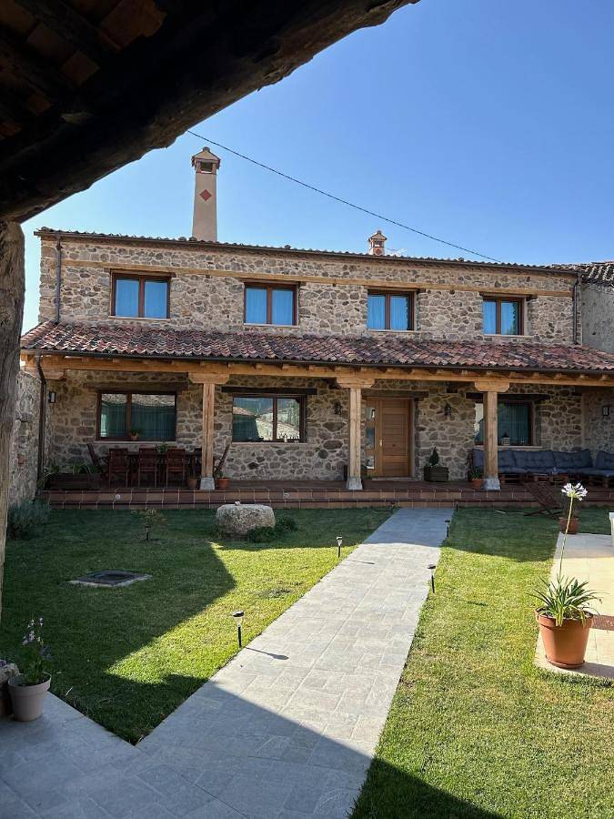 Casa rural para 12 personas, con Balcón y Terraza además de Jardín y Piscina en Turégano
