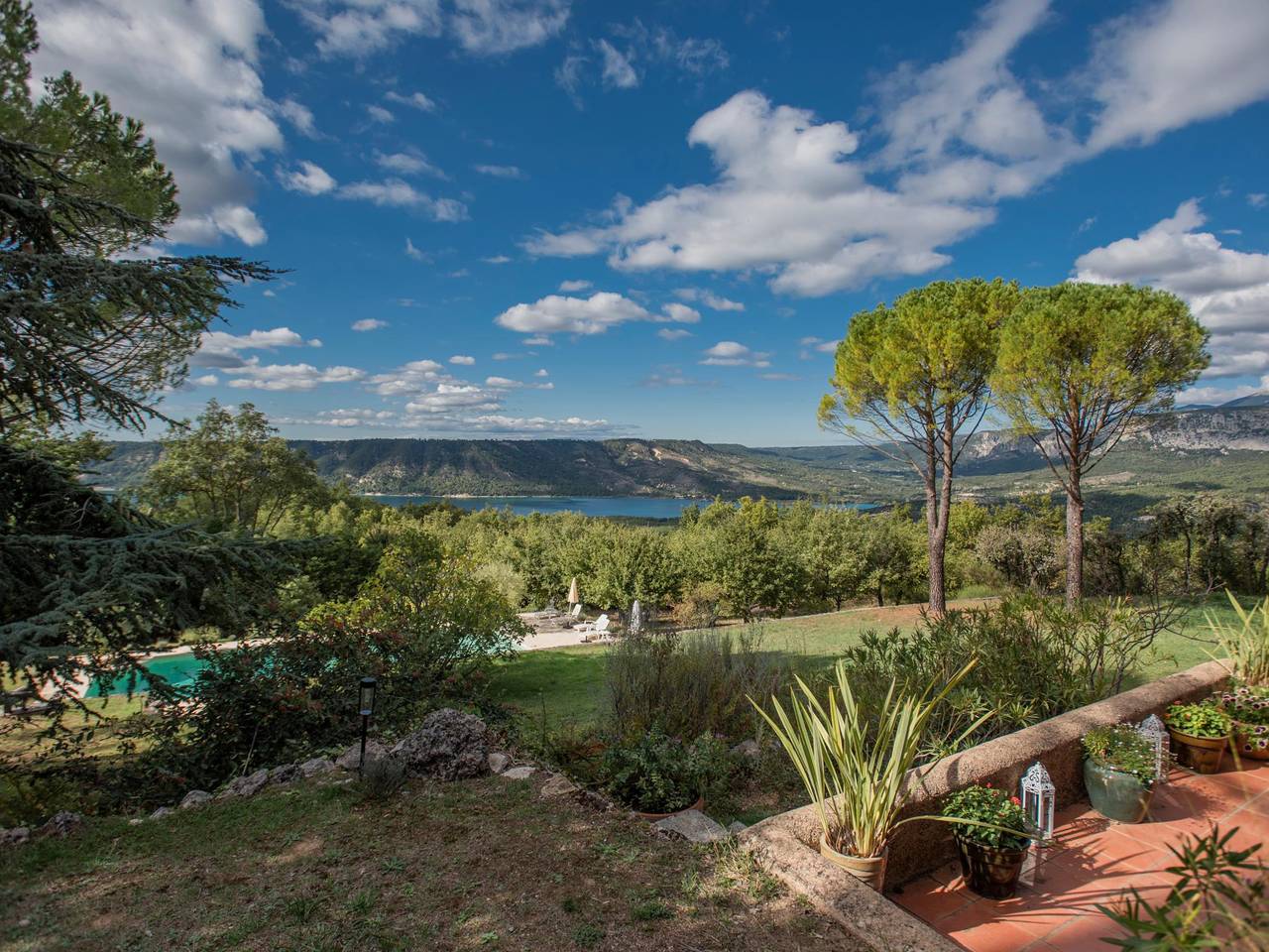 Villa with stunning views and super-sized pool in Aiguines, Región Brignoles