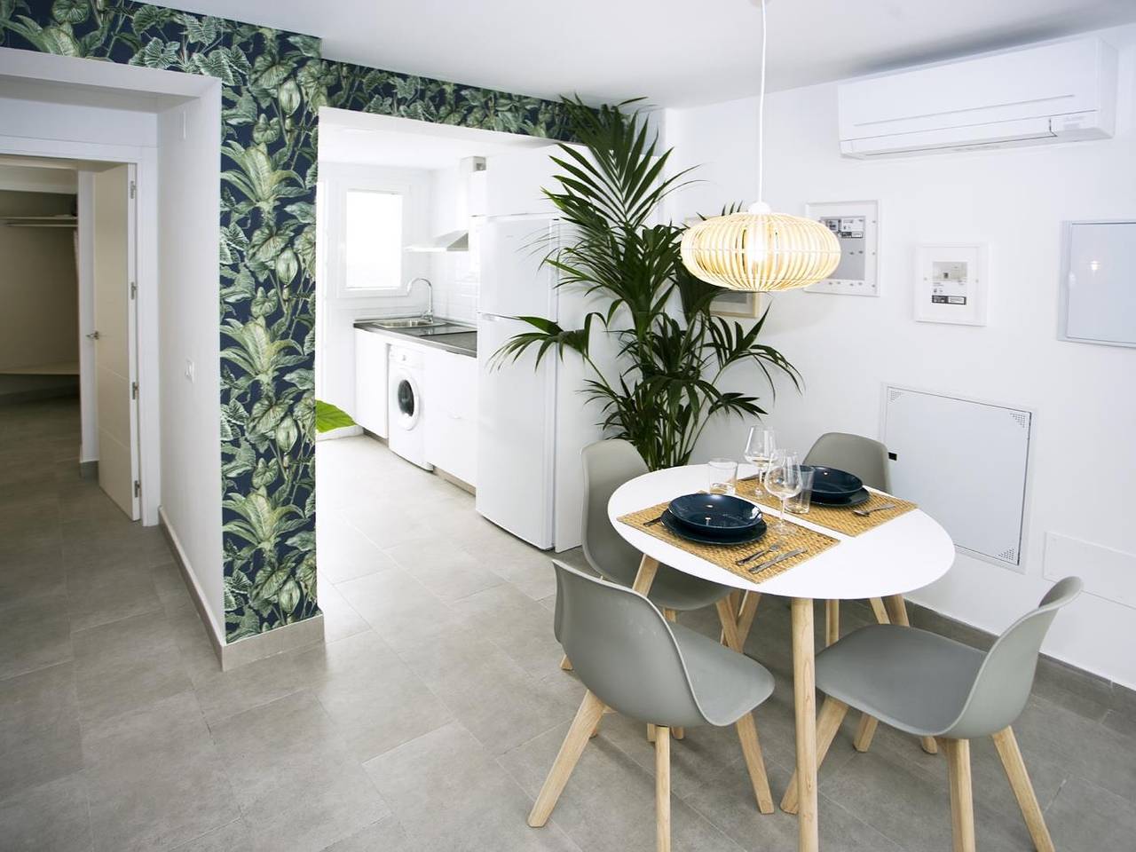 Ganze Ferienwohnung, Ferienwohnung für 4 Personen mit Terrasse in Playa El Bajondillo, Torremolinos