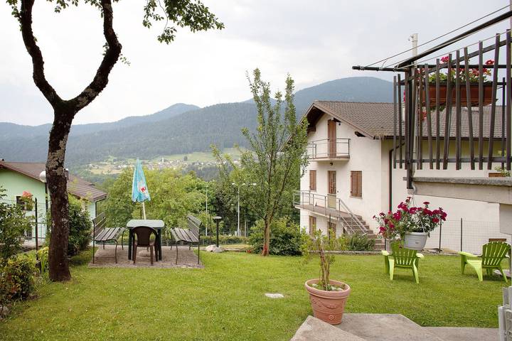 Entire apartment, Apartment 'Casa Heidi' with Mountain View, Shared Garden and Wi-Fi in Castello Tesino, Valsugana