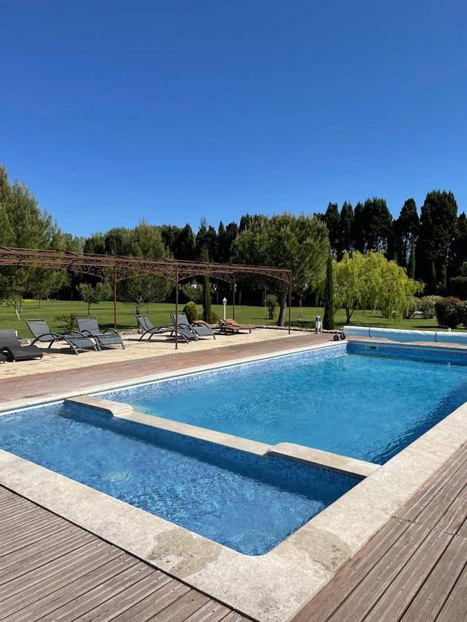 Chambre d’hôte pour 6 personnes, avec bassin pour enfant et piscine ainsi que vue et terrasse à Graveson - 2