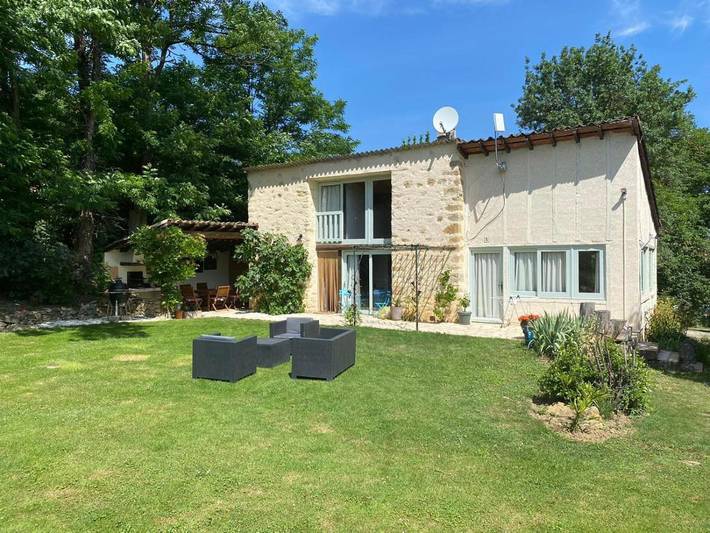 Location de vacances pour 4 personnes, avec jardin ainsi que vue et piscine à La Bastide-de-Bousignac