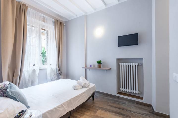 Entire apartment, Room 'L'arco Del Pellegrino' with Wi-Fi and Air Conditioning in Monteroni d'Arbia, Siena Province