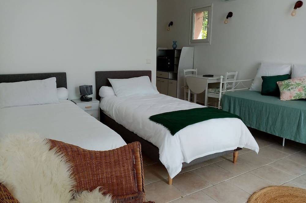 Appartement entier, Vue époustouflante, Studio au bord de la piscine dans un écrin de verdure. in Montauroux, Côte méditerranéenne (France)