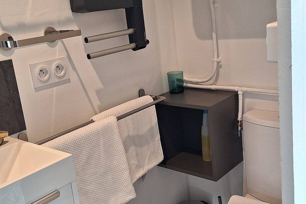 Tiny house facing the Toul marina in Toul