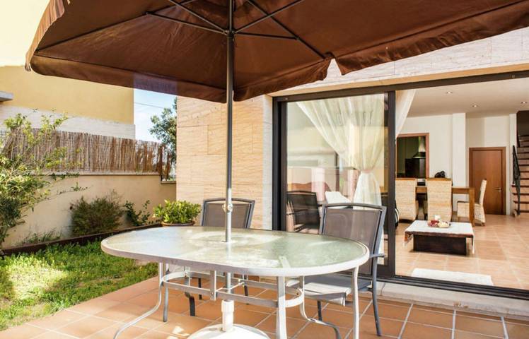 Moderna casa de vacaciones de 3 dormitorios con piscina privada en Sant Pere Pescado in San Pedro Pescador, Alt Empordà