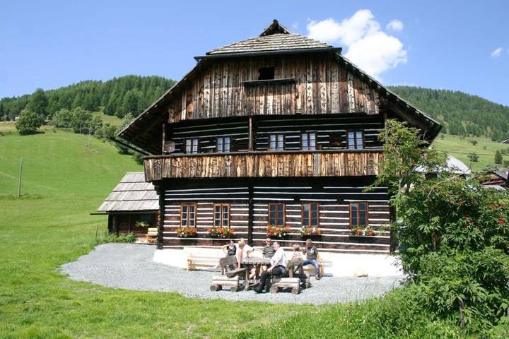 Ferienhaus für 17 Personen, mit Whirlpool und Terrasse sowie Garten und Sauna