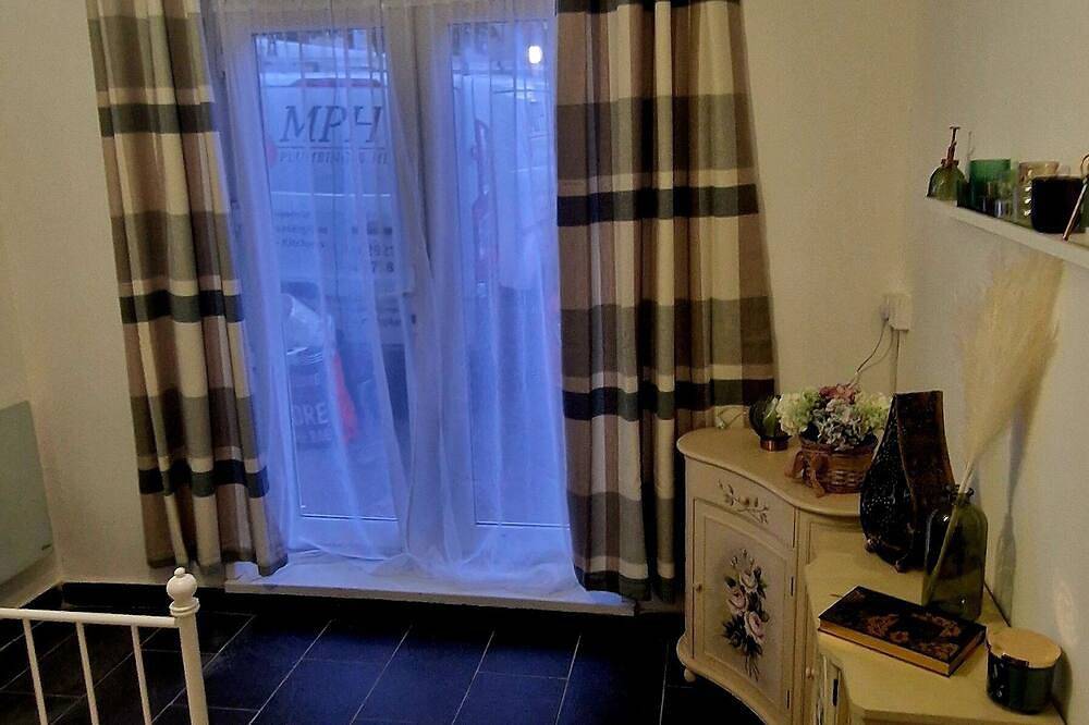 Entire apartment, Taff Cottage - Stylish family friendly gateway by River Taff with free parking in Cardiff, Cardiff region