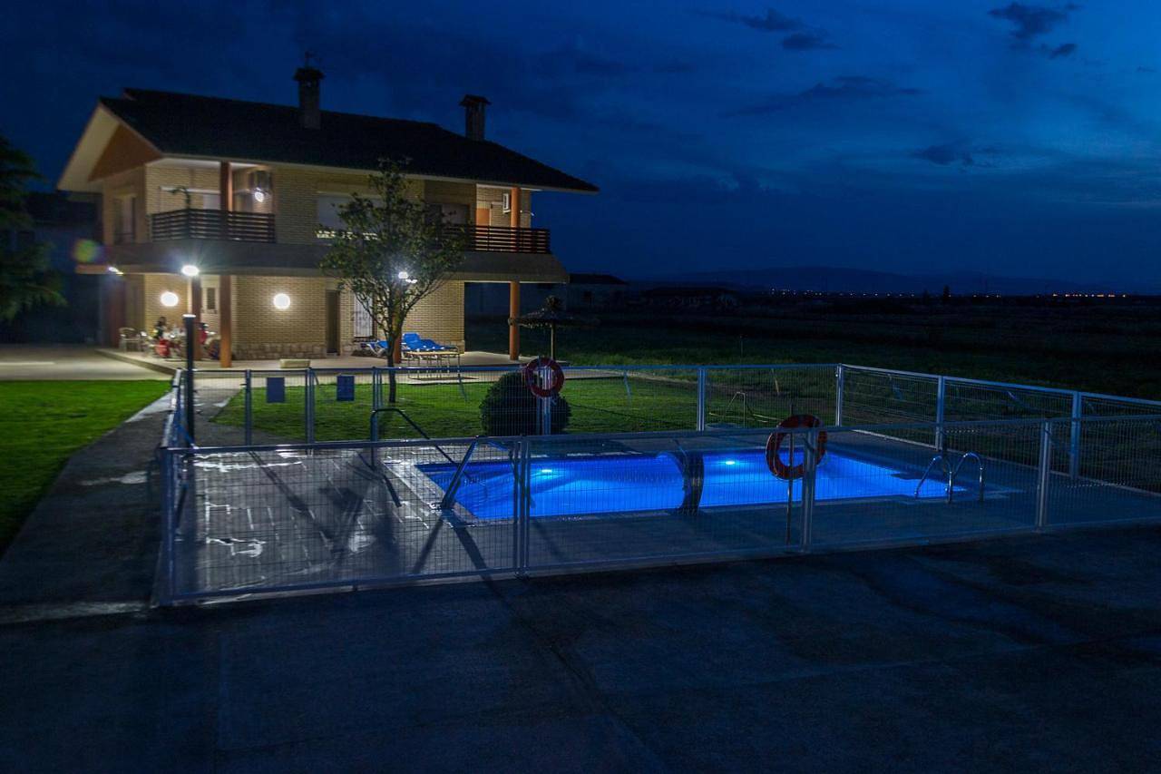 Villa Oasis de Bardenas & Piscina in Valtierra, Province de Navarra