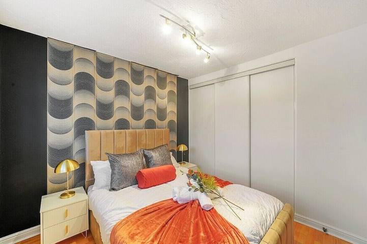 Platinum Hayes - Stylish 3 Bed House in Greenhithe in Stone (Dartford), Dartford