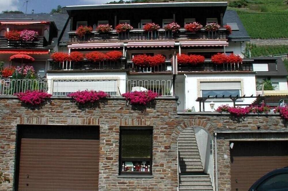 Ganze Wohnung, Moderne Ferienwohnung (Nichtraucher) mit direktem Moselblick in Valwig, Cochem-Zell