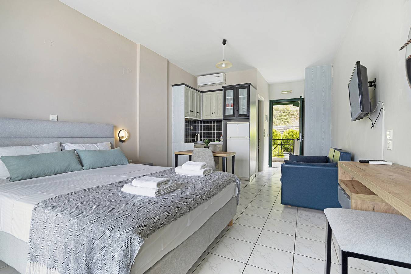 Ganzes Studio, Ferienwohnung in einem Hotel 'Sunset Premium Studio 7' mit Meerblick, Gemeinschaftspool und Wlan in Agios Nikitas, Griechenland