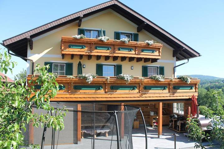 Ferienwohnung für 5 Personen, mit Balkon und Terrasse sowie Garten und Seeblick in Irrsee