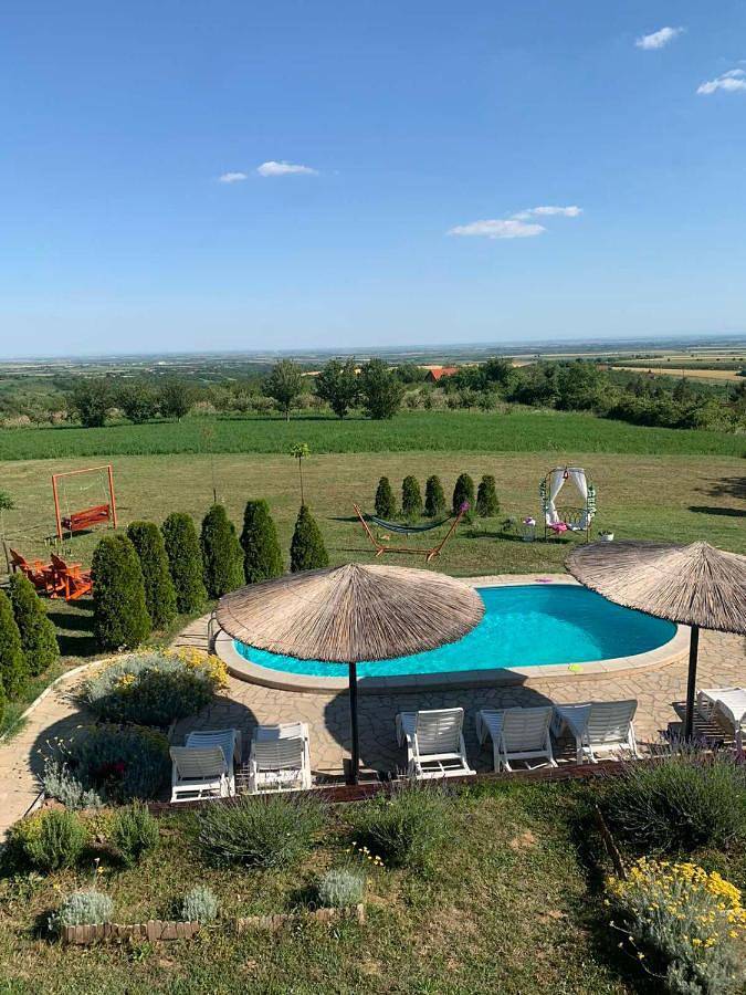 Villa für 8 Personen, mit Balkon und Whirlpool sowie Terrasse und Garten in Serbien